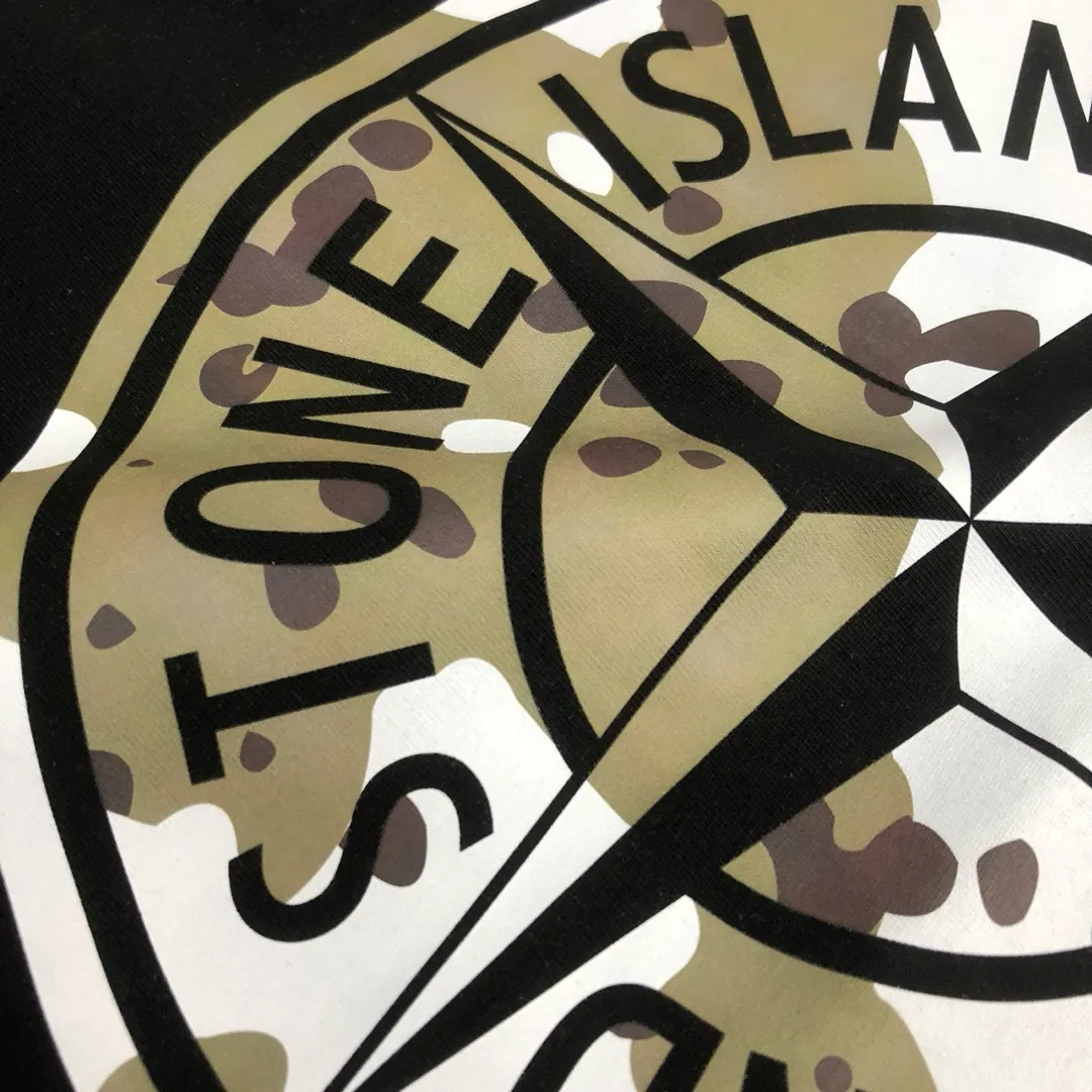W679#P110💰 2025🆕 Stone lsland/Stone Island camouflage compass logo printed short-sleeved T-shirt ⚠️[Original creation with high control of details] - Made of 260 grams of combed cotton double yarn, soft and comfortable to the touch, sweat-absorbent and breathable. - Simple basic and versatile style, original quality, the first choice for couples. - Made in a large factory, four needles and five threads on the shoulder, neat routing, high quality workmanship. - Same style for men and women. Very versatile, one piece for everyone, details are clearly visible. Color: Black White Size: M L